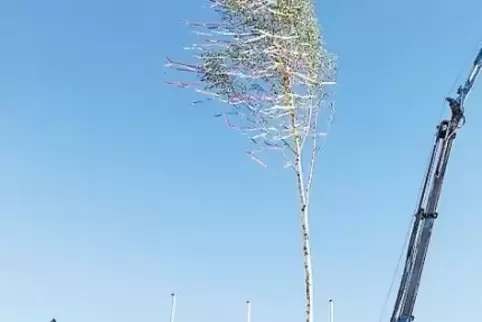 Tanzen vor dem Maibaum: die Kinder der Kita Naseweis.