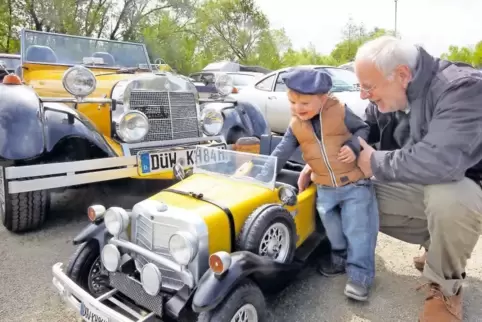 Fahrzeuge (hier ein Mercedes SSK) für Groß und Klein: Pepe mit seinem Opa Herbert Henkel beim Oldtimertreffen in Berghausen.