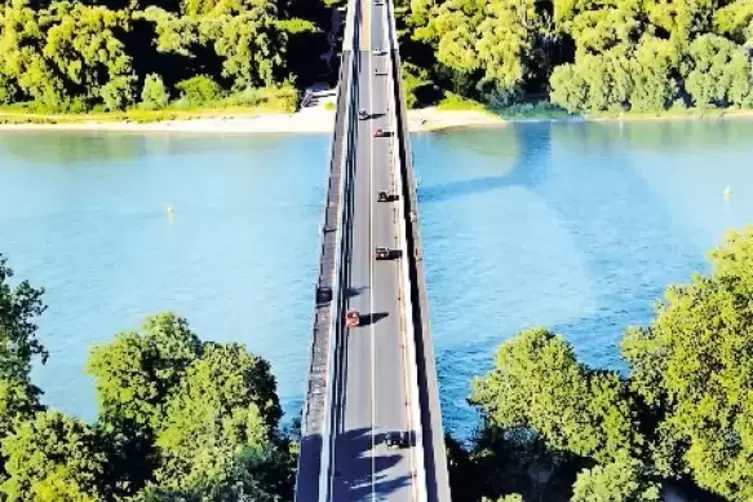 Wichtige Verbindung: Salierbrücke über den Rhein.