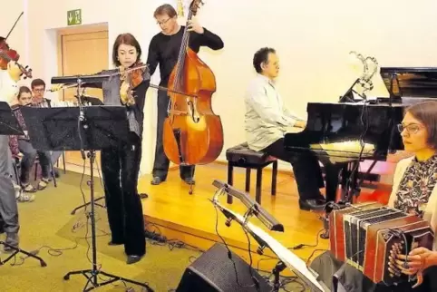 Das Interesse an der Musik von „Baldosa Floja“ ist groß – das Konzert in der Kapelle ist ausverkauft.