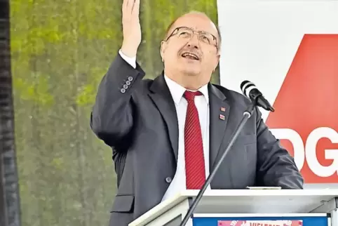 Der gesellschaftliche Zusammenhalt müsse gestärkt werden, forderte Günter Hoetzl von der IG Metall.