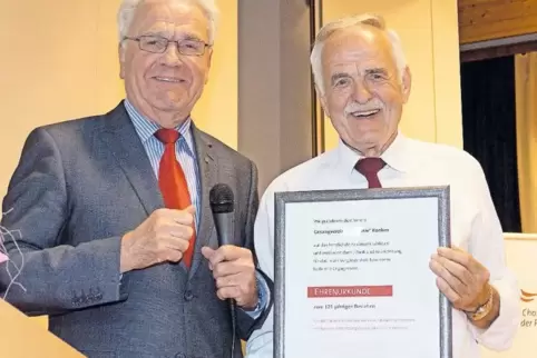 125 Jahre Männergesangverein Harmonie Konken: Der Präsident des Chorverbandes der Pfalz, Hartmut Doppler (links), überreichte ei