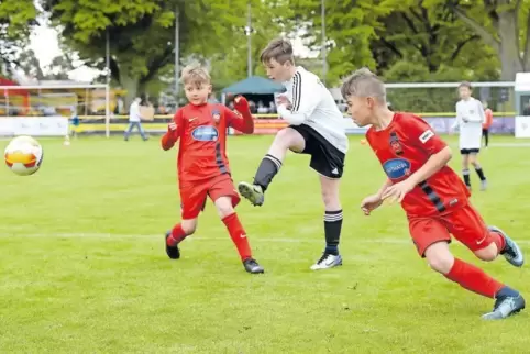 1:0: Samuel (weißes Trikot) bringt JFV Ganerb gegen den Zweitliga-Nachwuchs des 1. FC Heidenheim im Eröffnungsspiel in Führung.
