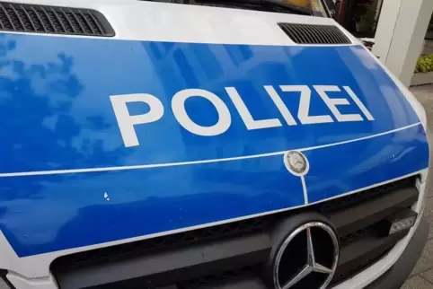 Die Polizei ermittelt wegen Hakenkreuz-Schmierereien an einer Mauer in der 22er Straße in Zweibrücken. Foto: Hartschuh 