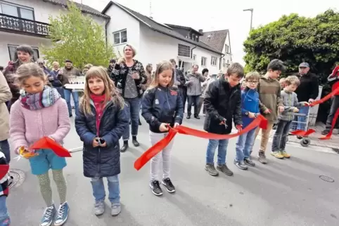 Acht Mädchen und Jungen aus dem Dorf durften das Einweihungsband durchschneiden.