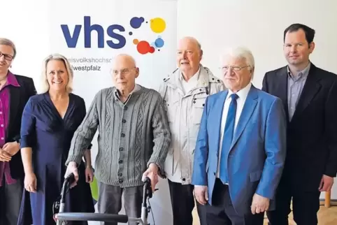 Bei der Feier: von links Julia Dittrich, Pädagogische Leiterin der KVHS, Landrätin Susanne Ganster, KVHS-Vorsitzende, Walter Gun