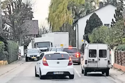 Häufig staut sich der Verkehr in der Bahnhofstraße. Die Anwohner fordern, dass sich etwas ändert.
