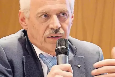 Die vielen Vorruhestands-Anträge bringen Bürgermeister Stefan Spitzer unter Druck. Und er macht es sich auch nicht einfacher.