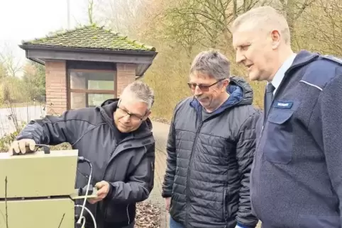 Alles richtig eingestellt? Markus Kiefer, Dietmar Henn und Ralf Weismann (von links) prüfen, ob die Geschwindigkeitsmessanlage f