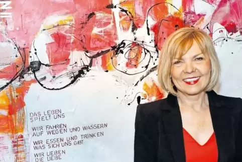 Renate Correll vor einer ihrer Arbeiten.