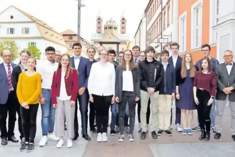 Ausgezeichnet: die 20 Schüler, die beim Landeswettbewerb „Certamen Rheno-Palatinum“ im Historischen Ratssaal Preise überreicht b