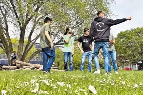 Grün statt grau: Nicht nur über den Schulhof in Kirchheimbolanden staunen die Schüler aus Winnweiler nicht schlecht. Hier zeigen