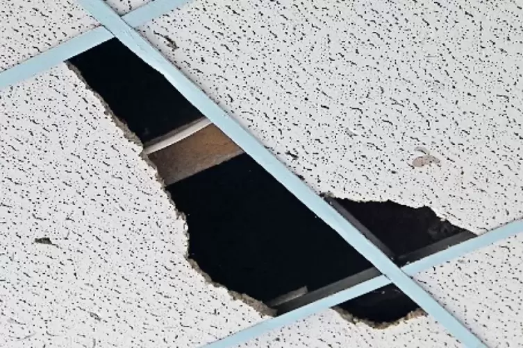 Ein Loch in der Decke: Im Raum f&uuml;r die Oberstufensch&uuml;ler in Winnweiler m&uuml;sste dringend was getan werden.