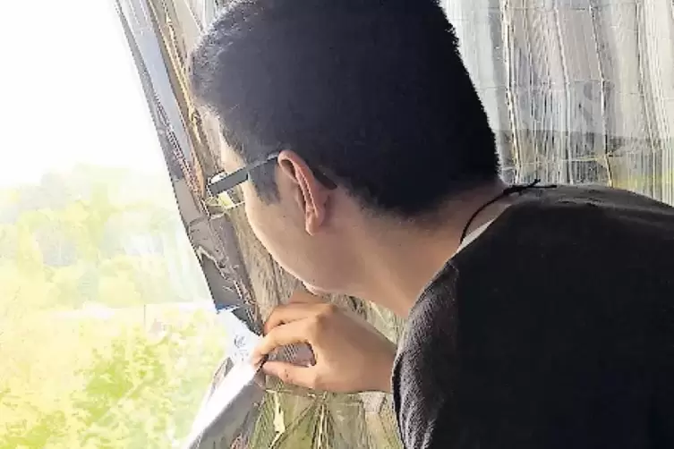 Selbst hilft man sich: In Winnweiler sorgen in einem Raum Rettungsdecken davor, dass sich der Saal nicht von der Sonne aufheizt.