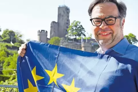 Will die Aufmerksamkeit auf das Thema Europa lenken: Michael Reuther, der für die Wachtenburg eine Europaflagge gestiftet hat.