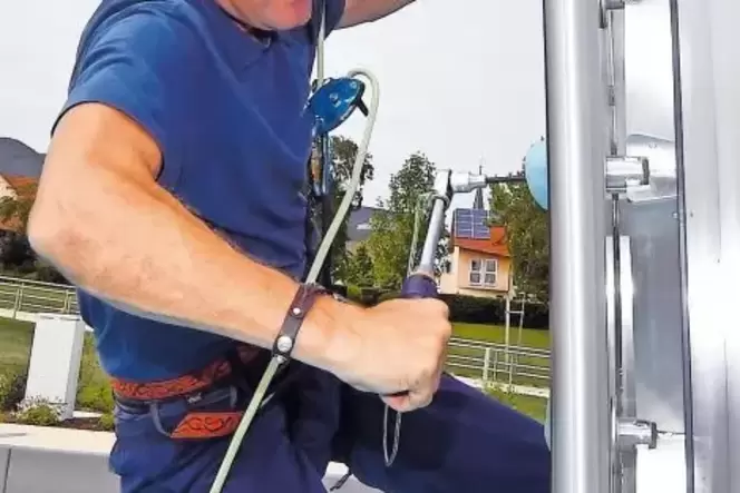 Rainer Freitag dreht die Schrauben am Kalmitbad-Kletterturm fest. Rainer Freitag dreht die Schrauben am Kalmitbad-Kletterturm fest.