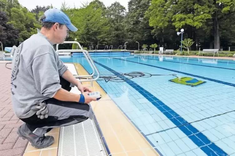 Das Waldfreibad Herxheim &ouml;ffnet am 12. Mai. Oliver Lehner und seine Kollegen reinigen derzeit die Becken.