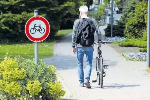 Bislang müssen Radfahrer im Kurpark immer absteigen. Das könnte sich an bestimmten Stellen ändern.