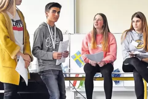 Rollenspiele (von links): Lara Kirchberg und Johannes Schreck als Journalisten, Anna-Lena Fischer und Sophie Schupp als EU-Polit