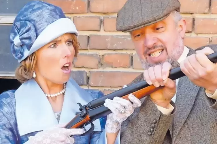 Bei den Teazles (Miriam Steinbacher und Wolfgang Braunstein) zeigen die Verleumdungen bereits Wirkung. Die Nerven liegen blank.