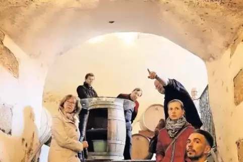 Auch den Gewölbekeller des Weinguts Benzinger besichtigt die Kommission des Wettbewerbs „Unser Dorf hat Zukunft“ beim Ortsrundga