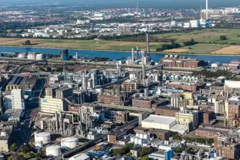 Auf dem weltweit größten Chemieareal – dem Ludwigshafener BASF-Stammwerk – sind knapp 35.000 Mitarbeiter beschäftigt. Foto: BASF