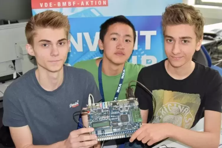 Michael Binder (16), Ziyang Zhao (17) und Miro Rashid (17) mit ihrer Erfindung. Foto: Privat