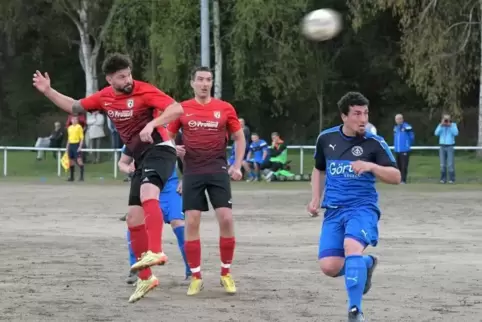 Hat bis Saisonende einen neuen Trainer: der FV Berghausen (rote Trikots), hier im Spiel gegen Südwest Ludwigshafen.  ArchivFoto: