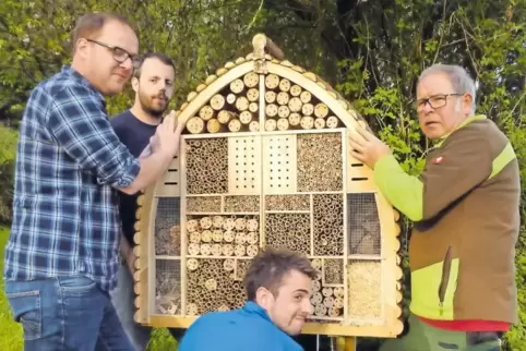 Perfekt gefüllt ist das Insektenhotel der Hobbygärtner auf dem Freizeitgelände am Ortsrand. Rechts im Bild Vorsitzender Michael 