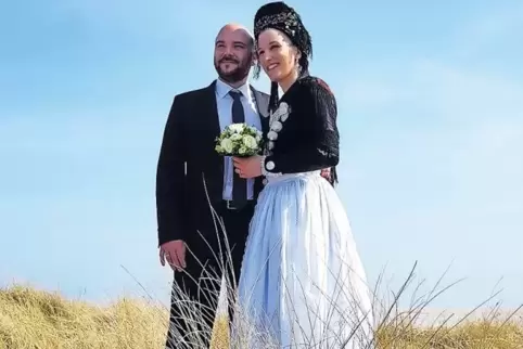 Ines Carstensen hat ihren pfälzischen Jugendfreund Tobias Müller in der traditionellen Föhrer Brauttracht geheiratet. Föhr ist d
