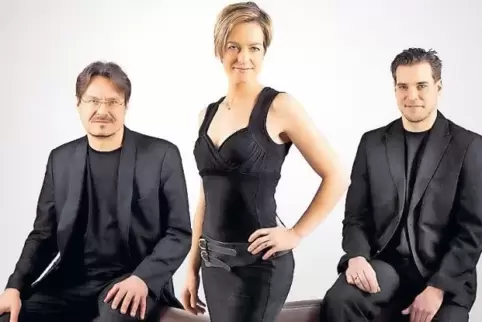 Sängerin Sigrun Schumacher mit ihrem Trio Cajon – links Gitarrist Gerhard Wurst, rechts Percussionist Andy Shoy.