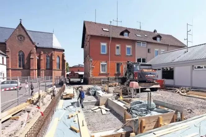 Die Sanierung des Dienstgebäudes hat begonnen. In einem ersten Schritt wurden die Garagen abgerissen. Auf der Fläche werden nun Die Sanierung des Dienstgebäudes hat begonnen. In einem ersten Schritt wurden die Garagen abgerissen. Auf der Fläche werden nun