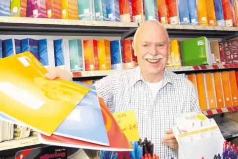 Beschreibt seine Zeit in Dudenhofen als „wahnsinnig toll“: Günter Herrmann, Inhaber des Geschäfts „Lesen & Schreiben Herrmann“.