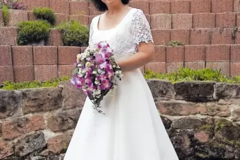 Das Kleid von Tanja Frieß wurde seit ihrer eigenen Hochzeit 2002 immer wieder ein bisschen angepasst. Am Pfingstwochenende tritt