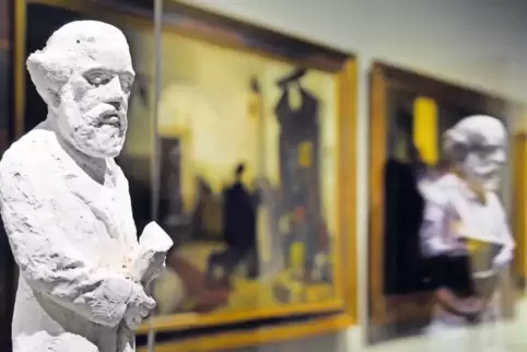 Eine Karl-Marx-Skulptur spiegelt sich im Stadtmuseum Simeonstift in Trier.