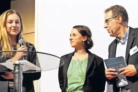 Inspiriert: Luise Sobetzko (links) und Hanna Heller vertreten die Initiative Inspeyered beim Forum, Moderator Stefan Keller stel