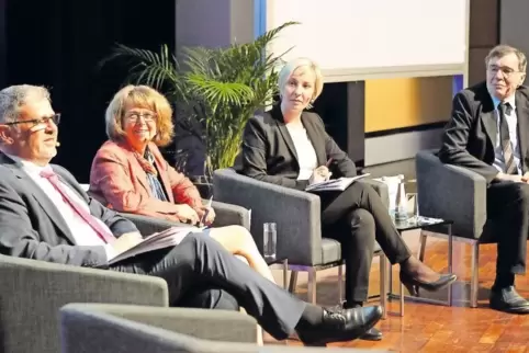 Premiere: Alle vier Kandidaten für das Oberbürgermeisteramt diskutieren erstmals beim RHEINPFALZ-Forum gemeinsam. Von links: Han
