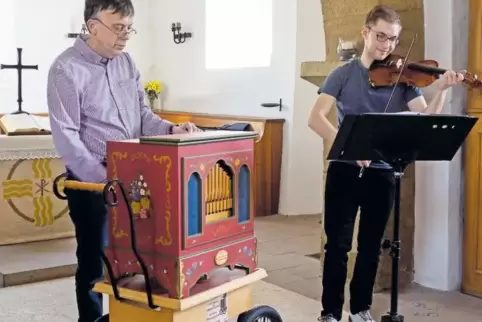 Michael Rittel (Drehorgel) und Simon Jagoda (Geige).