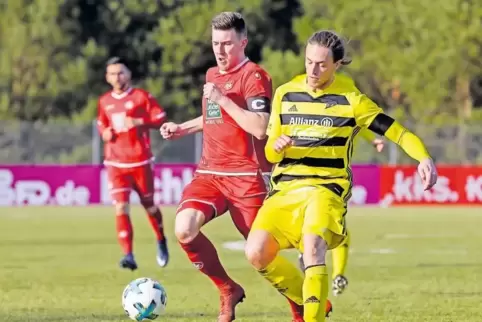 Der Kapitän soll die U21 des 1. FC Kaiserslautern gegen den SV Gonsenheim zum Sieg führen: Christian Kühlwetter (links). Hier im