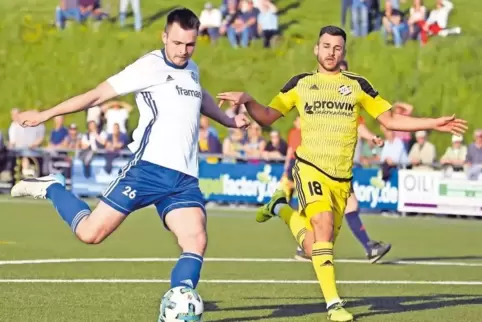 Das 1:0 für den FKP ist unterwegs: Felix Bürger schießt, Wiesbachs Maurice Urnau kommt zu spät.