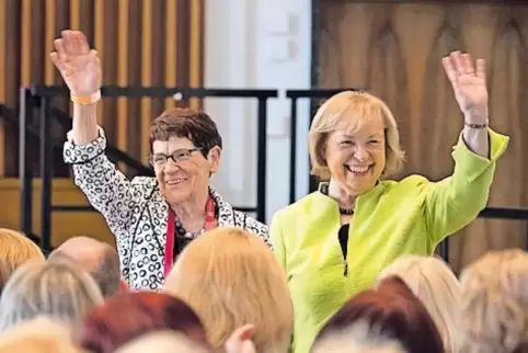 Rita Süßmuth (links) und die pfälzische Bundestagsabgeordnete Maria Böhmer, beide frühere Vorsitzende der Frauen-Union, freuen s