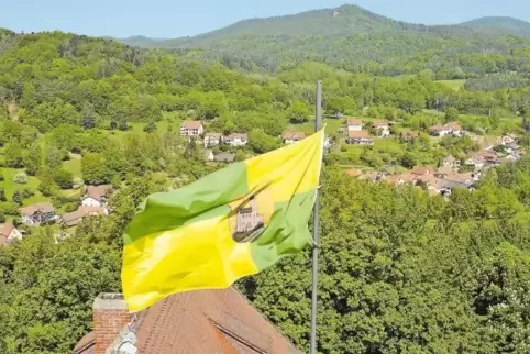 Die Burg Berwartstein bietet einen schönen Blick über das Dorf Erlenbach.