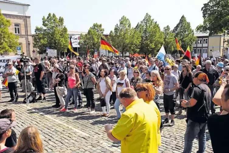 Gegen Fl&uuml;chtlinge in Deutschland: Das &bdquo;Frauenb&uuml;ndnis&ldquo; von Marco Kurz fordert auch den R&uuml;cktritt von Verbandsb&uuml;rgermeister Volker