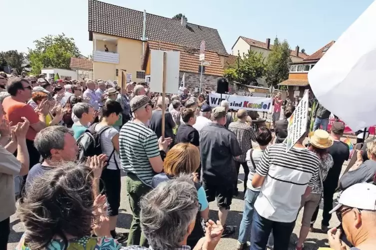 F&uuml;r Vielfalt und Toleranz: Das B&uuml;rgerb&uuml;ndnis &bdquo;Wir sind Kandel&ldquo; lud zur Demo an den Saubrunnen. Zahlreiche Prominente kamen, daru