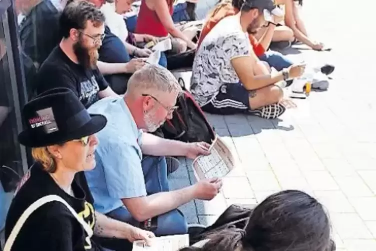 Vor der Stadthalle: Mit Bingo-Spiel und Sprechges&auml;ngen gegen Rechts.