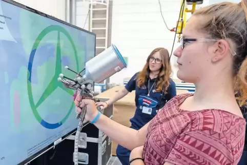 Hannah aus Herxheim probiert während der Ausbildungsnacht virtuelles Lackieren aus.