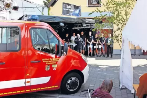 Das umgebaute Feuerwehrhaus in Kapsweyer hat jetzt nicht nur Sozialräume, sondern auch ein neues Dach. Auch das wurde gestern ge