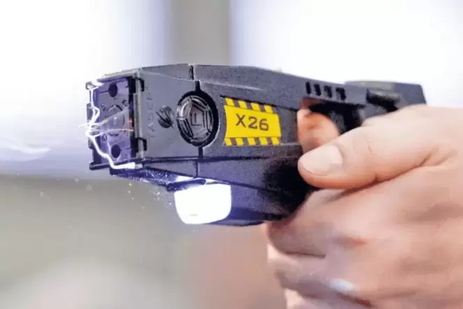 Eine Taser-Waffe im Einsatz: An zwei Drähten werden Pfeile auf einen Angreifer geschossen. Über die Drähte wird dann ein Stromst Eine Taser-Waffe im Einsatz: An zwei Drähten werden Pfeile auf einen Angreifer geschossen. Über die Drähte wird dann ein Stromst