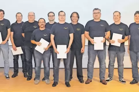 Die ersten neun Absolventen des Studiengangs IT-Analyst (mit Studiengangsleiter Jörg Hettel, rechts) leben und arbeiten beispiel