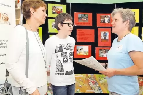 Austausch ist wichtig: Am Pro-Tagespflege-Stand reden (von links) Heike Gebhard mit Sohn Vincent, seit sieben Jahren Tageskind b